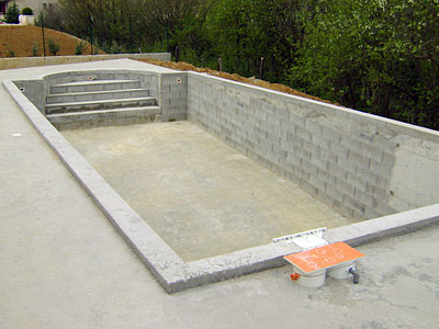 Création piscine béton à Aigues-Juntes